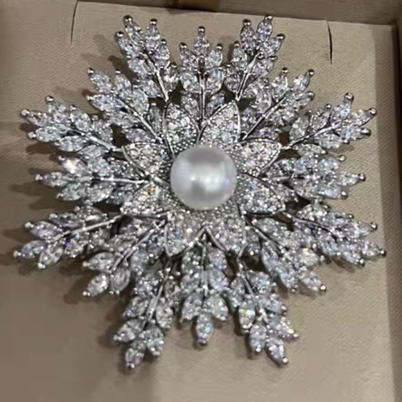 Snowflake White Gold Plated Copper Brooch Snowflake Zircon Stone Brooch Pin - Picture 2 of 4